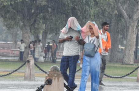 दिल्ली-एनसीआर में हुई राहत की बारिश, अधिकतम तापमान में आई गिरावट