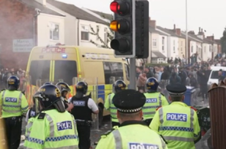 UK: Violent mob clashes with cops outside mosque in Southport