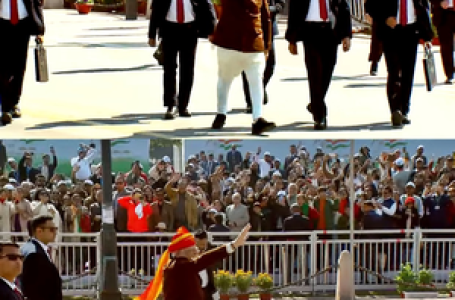 PM Modi breaks protocol, walks down Kartavya Path to greet people